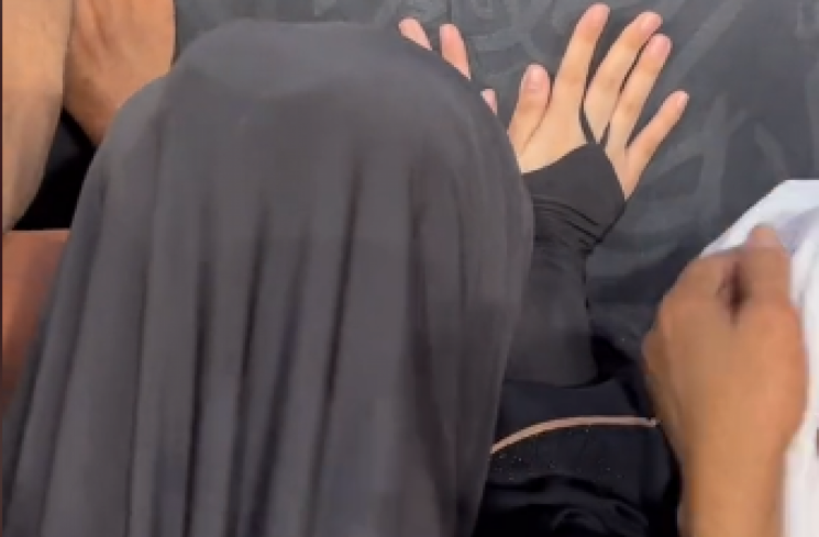 Video Icha Annisa saat mencium Kakbah. (tangkapan layar/TikTok).