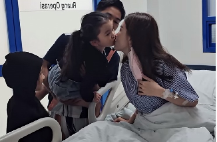 Momen Sarwendah diberikan support oleh anak-anaknya saat menjalani operasi sinusitis di rumah sakit. (tangkapan layar/Instagram)