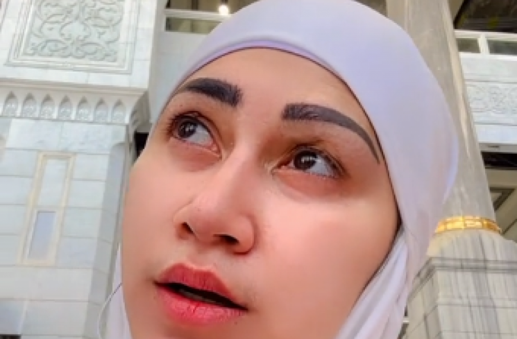 Ngaku Difitnah, Icha Annisa Pamer Video Cium Kakbah: Terima Kasih Pahalanya Mengalir Terus ke Saya, Alhamdulillah!. (tangkapan layar/TikTok). (TikTok.)