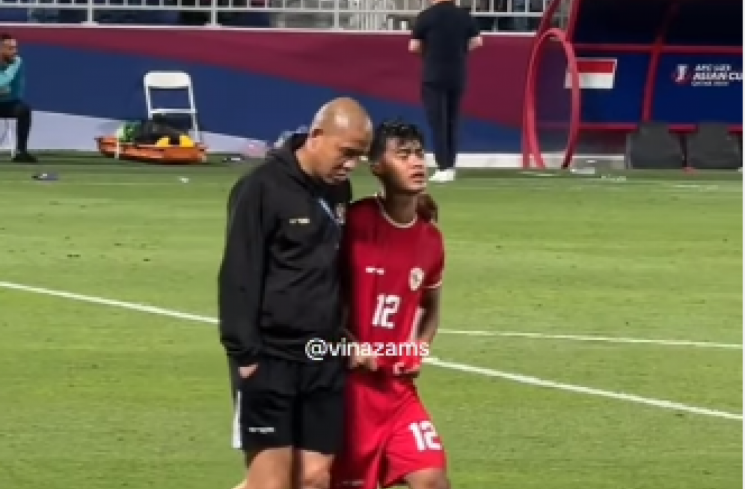 Kecewa Timnas U-23 Ditekuk Irak, Momen Pratama Arhan Dirangkul Asisten Shin Tae-yong Disorot: Kayak Bocah Lagi Ngadu ke Bapaknya