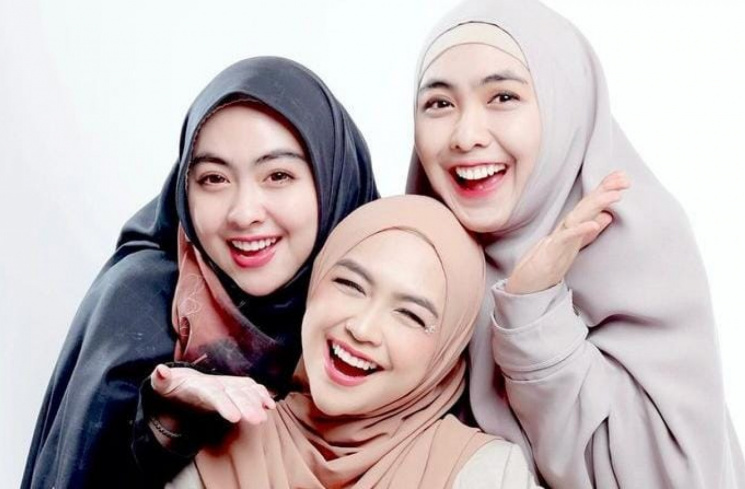 Tiga kakak beradik Oki Setiana Dewi, Shindy Kurnia Putri dan Ria Ricis [Instagram/@dr.shindyputri_]