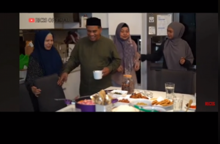 Video ayah Teuku Ryan disuruh pindah duduk saat buka puasa bareng keluarga Ria Ricis. (tangkapan layar/ist)