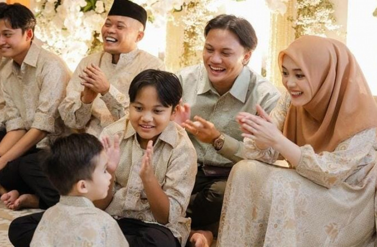Rizky Febian saat adakan pengajian di rumah sang ayah, Sule pada Rabu (8/5/2024) [Instagram/@rizkyfbian]
