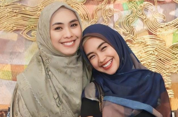 Oki Setiana Dewi bersama sang adik, Ria Ricis [Instagram/@okisetianadewi]