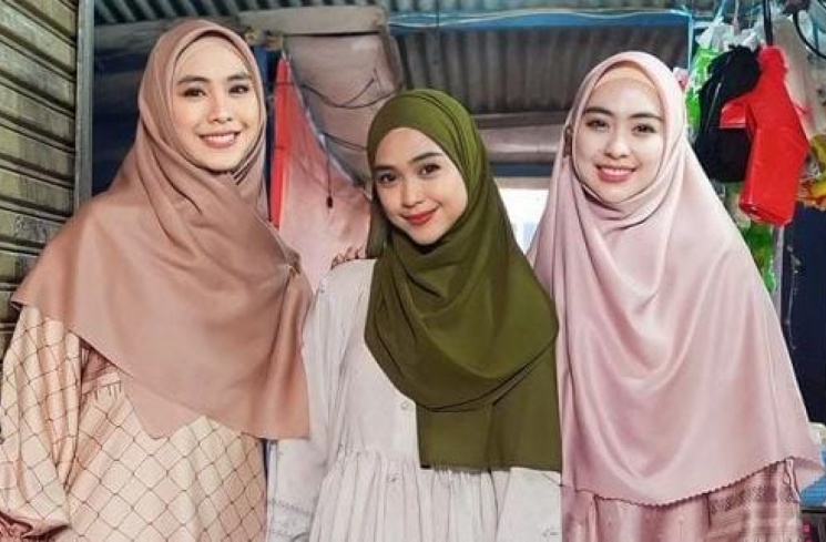 Tiga bersaudara: Oki Setiana, Ria Ricis dan Shindy Kurnia Putri [Instagram/@okisetianadewi]