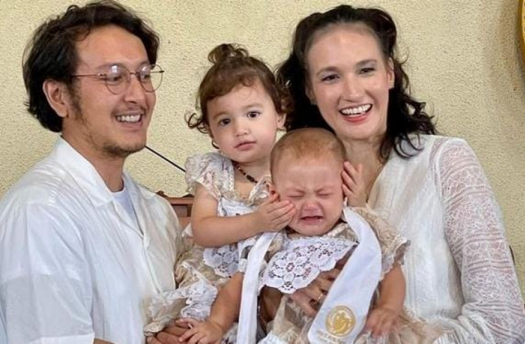 Dimas Anggara dan Nadine Chandrawinata bersama Djala dan Djiwa (Instagram/@nadinelist/@dimsanggara)