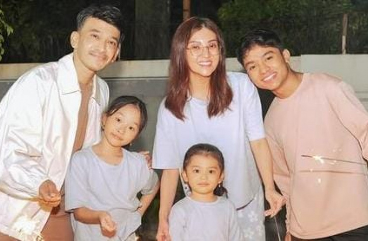 Ruben Onsu bersama keluarga [Instagram/@sarwendah29]