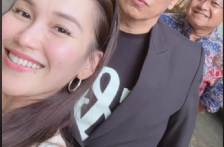 Foto selfie Ayu Ting Ting bareng pengacara Sandy Arifin. (tangkapan layar/ist)