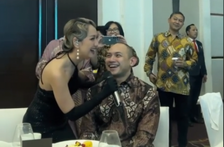 Umbar Aurat hingga Dicium Tiko, Momen BCL Nyanyi di Acara Kantor Suami jadi Omongan: Gak Sopan! (tangkapan layar/TikTok)