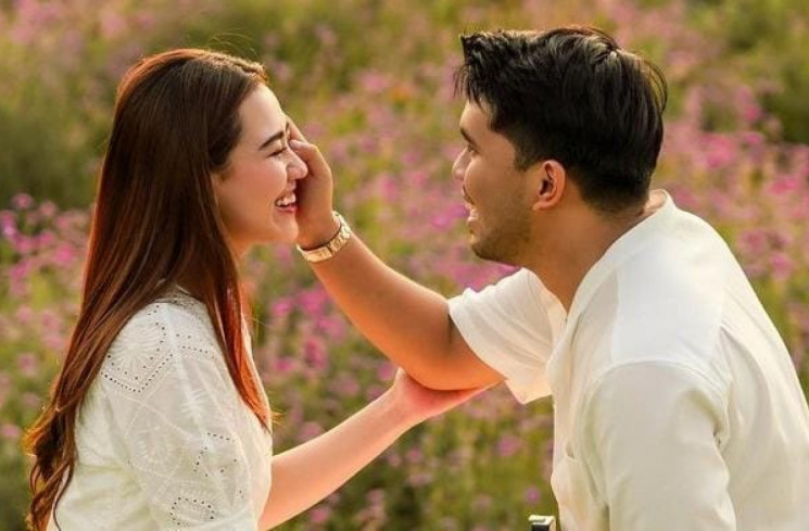 Thariq Halilintar saat melamar Aaliyah Massaid