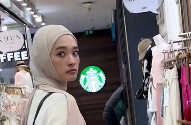 Ekspresi Inara Rusli saat disapa fans. (tangkapan layar/TikTok).