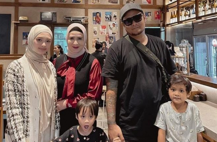 Inara Rusli dan anak-anak saat bertemu dengan Virgoun dan Notaris Ellyza SH Mkn [Instagram/@mommy_starla]