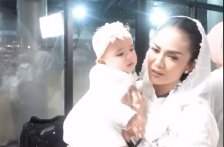 Kris Dayanti saat menggendong cucunya, Azura. (tangkapan layar/ist).