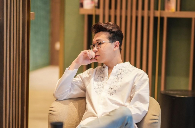 Dr Richard Lee bantu satpam PI (Instagram @dr.richard_lee)