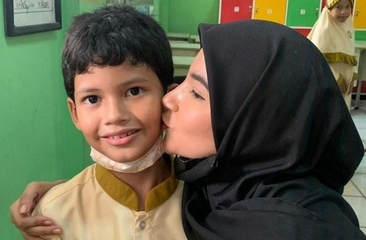 Tsania Marwa bersama putra sulungnya, Syarif Muhammad Fajri [Instagram/@tsaniamarwa54]