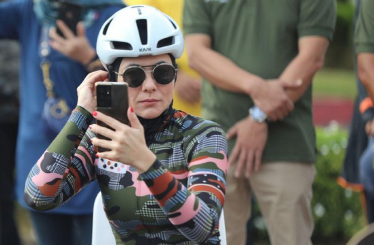 Wulan Guritno tetap sehat dengan olahrag rutin, salah satunya bersepeda