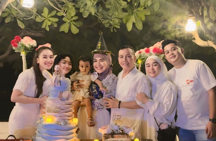 Ayu Ting Ting bersama keluarga [instagram.com/ayutingting92]