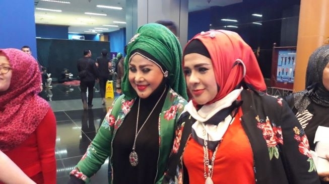 Elvy SUkaesih dan Fitria anaknya. [suara.com]