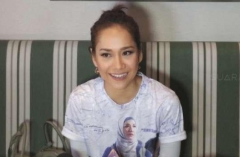 Fashionable, 5 Gaya Bunga Citra Lestari Pakai Dress Tanpa Lengan yang Seksi