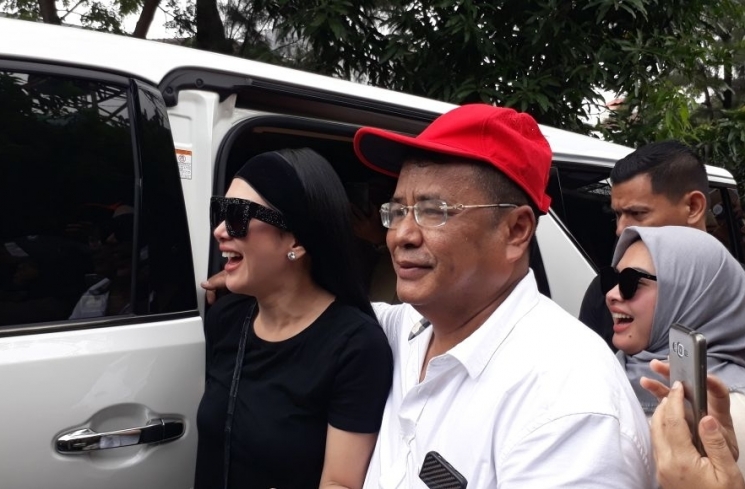 Syahrini di bahu tol Surabaya.