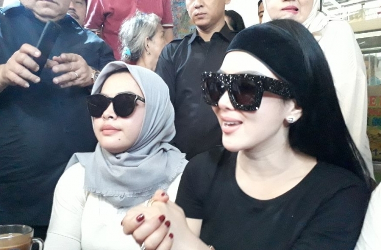 Syahrini di bahu tol Surabaya. 