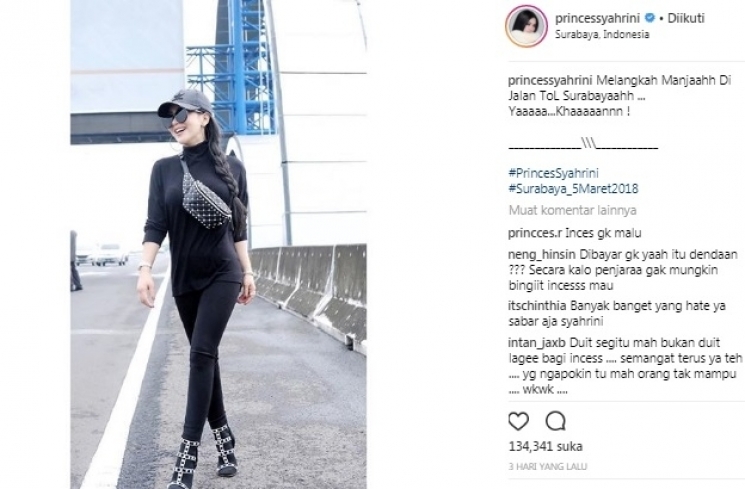 Syahrini di bahu tol Surabaya.