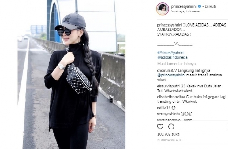 Syahrini di bahu tol Surabaya.