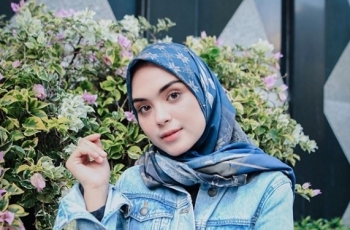 6 OOTD Hijab ala Vebby Palwinta, Anggun Abis!