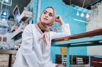 5 Potret Vebby Palwinta Pandai Memadu Padankan Style Hijab