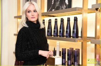 Leighton Meester Tampil Baru dengan Warna Rambut Platinum Blonde