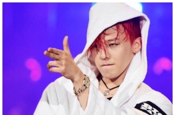 Meski Alami Insiden, Idol K-pop Ini Tetap Lanjutkan Konser