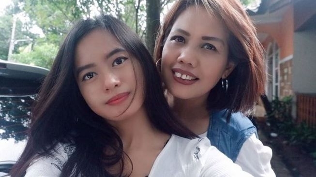 Elly Sugigi dan Ulfi Damayanti