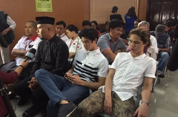 Foto-foto Al Ghazali dan Dul Jaelani Temani Ahmad Dhani Sidang