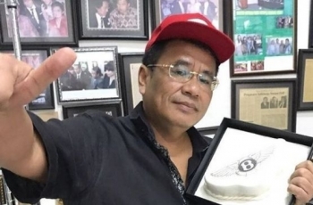 Hotman Paris Pamer Foto Dikelilingi Cewek Bule, Lihat Komentar Kocak Netizen