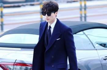 Bukan Cuma Suzy, Kamu Juga Bakal Terpesona dengan Lee Dong Wook