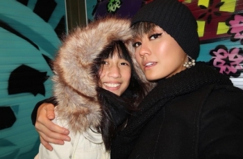 Seperti Anak Kembar, Kompaknya Agnez Mo dan Keponakan yang Beranjak Remaja