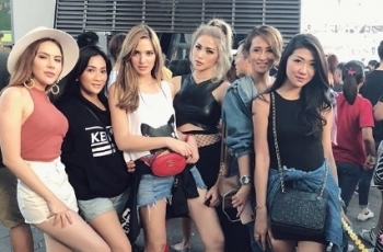 Blonde Seksi, Nia Ramadani - Jessica Iskandar Kompak di Konser Bruno Mars
