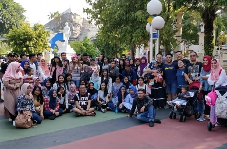 Wisata Anang dan Ashanty beserta seluruh karyawannya (Instagram)