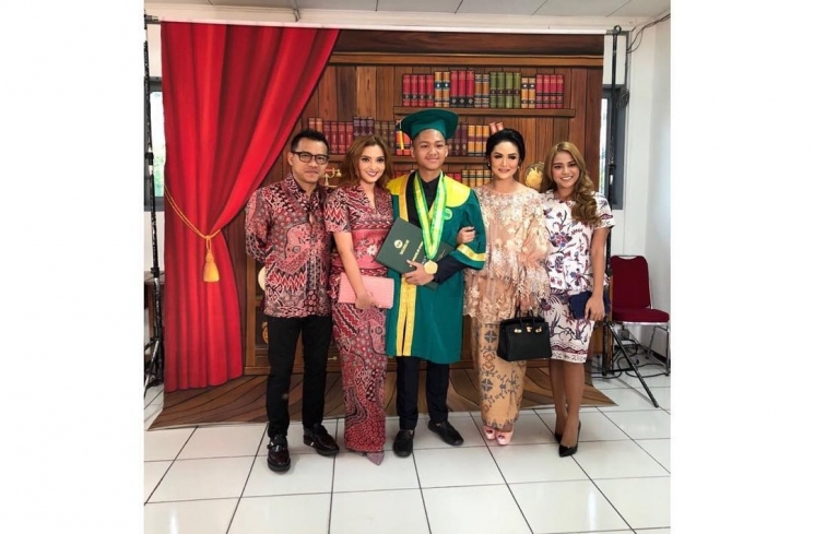 Foto bersama Krisdayanti dan Ashanty di acara wisuda Azriel Hermansyah
