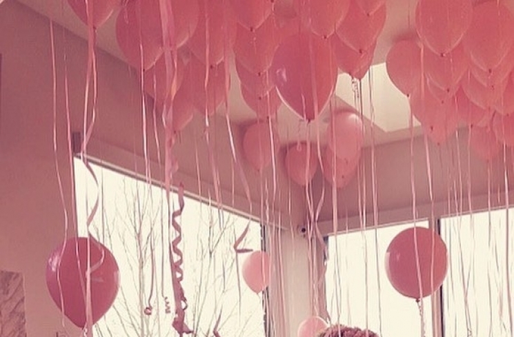 Dekorasi ruangan penuh warna pink