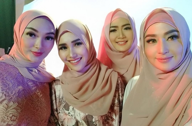  Zaskia Gotik, Ayu Ting Ting, Vega Darwanti dan Dewi Perssik.