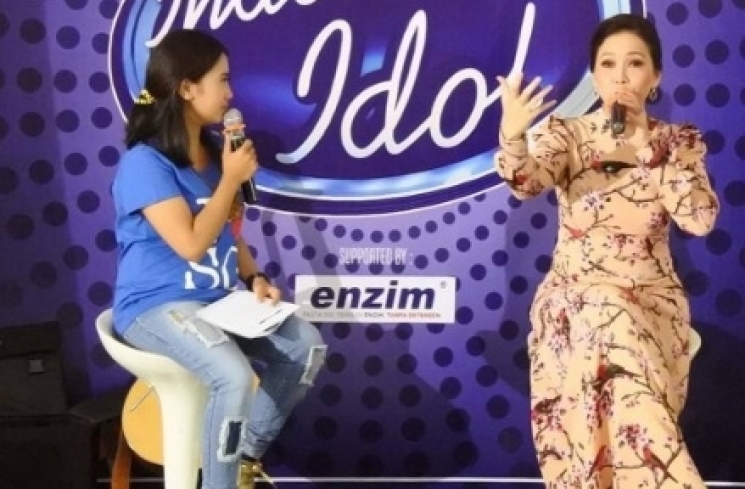 Maia Estianty - Ahmad Dhani kompak di acara kelulusan Dul. [Instagram]