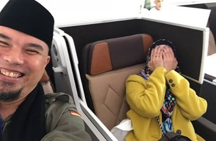 Maia Estianty - Ahmad Dhani kompak di acara kelulusan Dul. [Instagram]