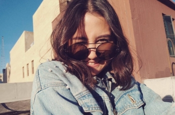 2 Seleb Ini Dikritik karena Selfie Pakai Mukena