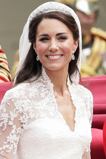 Kate Middleton memakai Tiara Cartier Halo Scroll