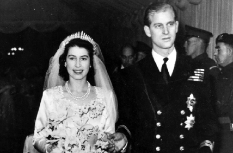 Ratu Elizabeth II memakai Tiara Diamond Fringe