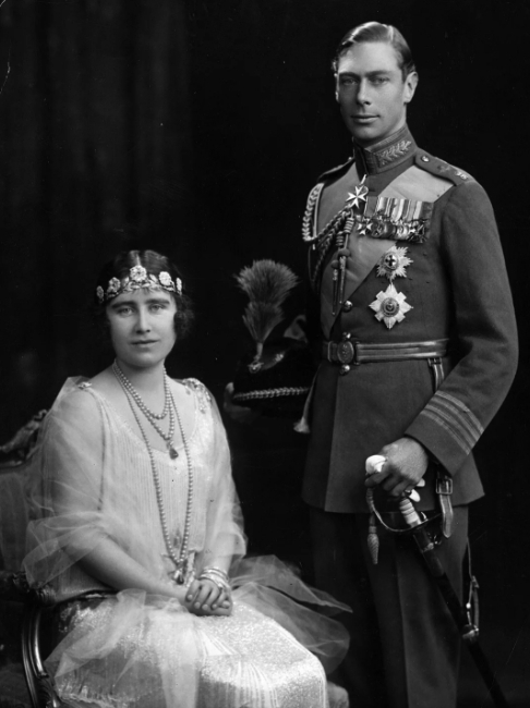 Ratu Elizabeth atau Ibu Suri memakai Tiara Strathmore