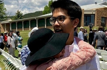 Di Balik Heboh Foto Ciuman, Muncul Foto-foto Iqbaal Ramadhan Sedang Salat