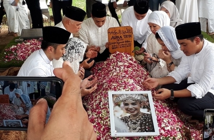 Prosesi pemakaman Adara Taista. [suara.com]