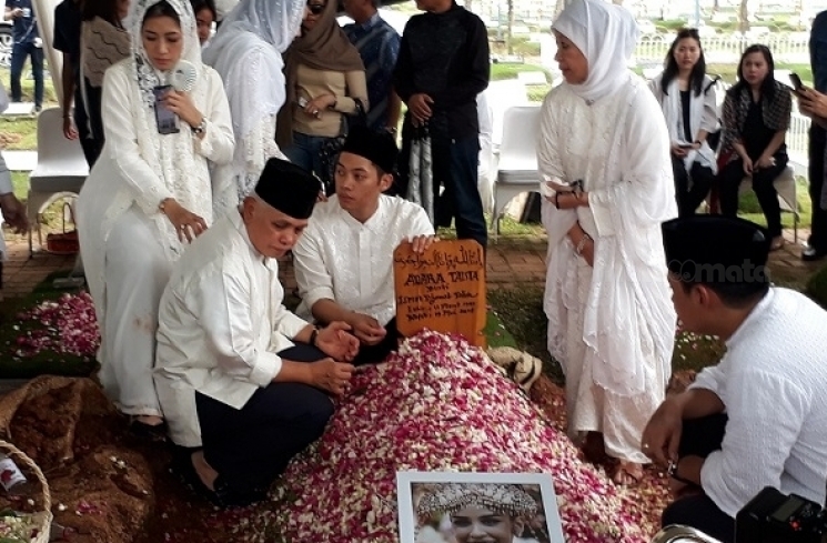 Prosesi pemakaman Adara Taista. [suara.com]